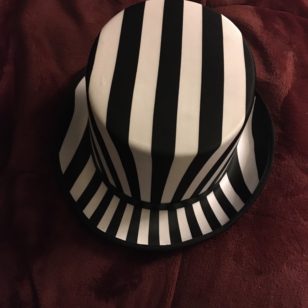 Brand new striped top hat 🎩!